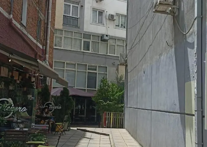 Centrally Located Glamorous Bright Near Bazaar Lejlighed