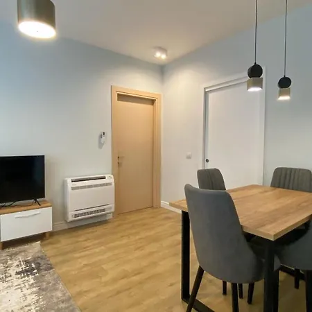 Centrally Located Glamorous Bright Near Bazaar 아파트 티라나