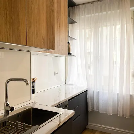 Apartment Centrally Located Glamorous Bright Near Bazaar Tirana